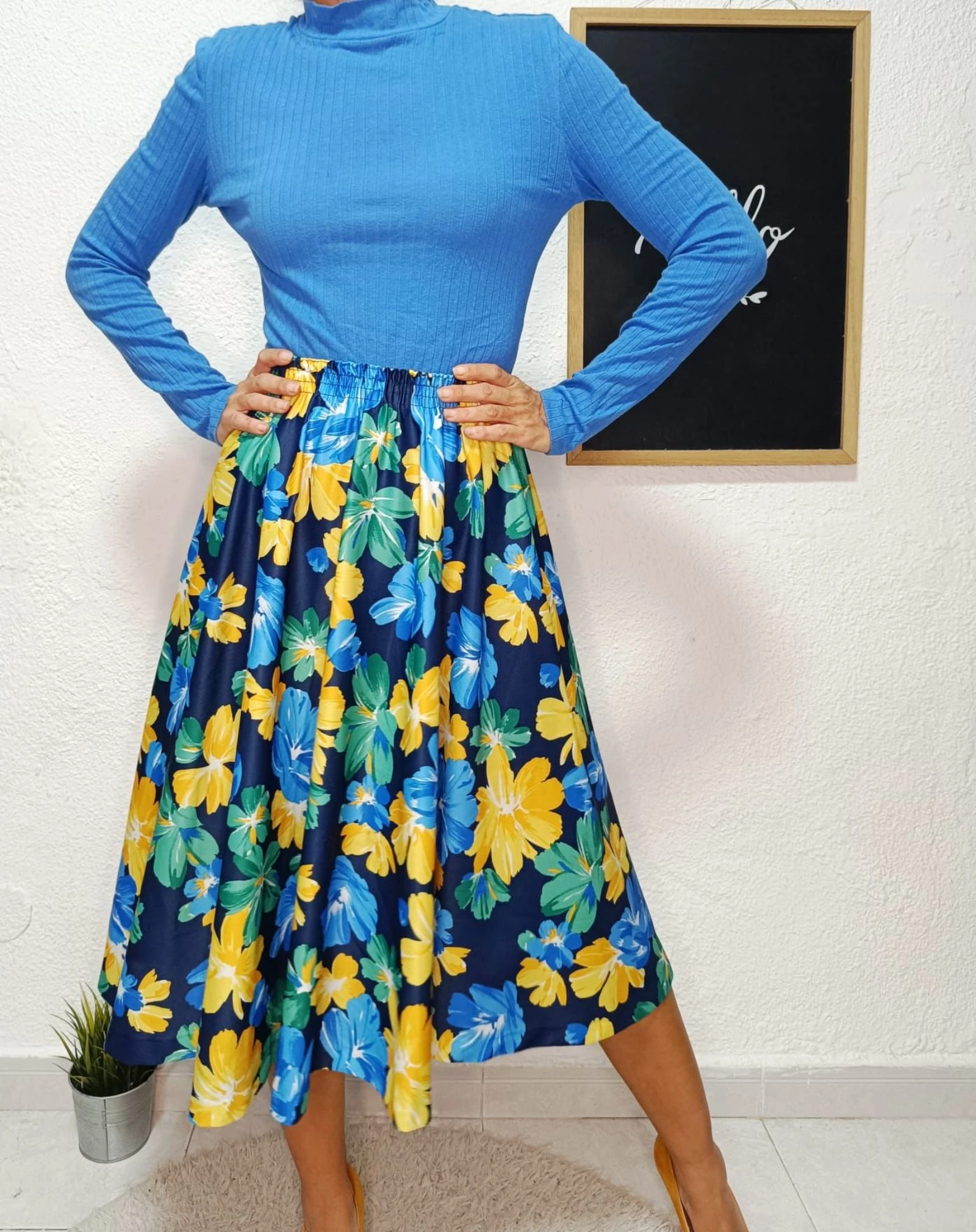 Falda midi retro flores amarillo y azul. Jupe midi fleurie bleu et jaune – photo 2
